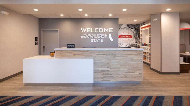 <b>Hampton Inn Santa Cruz West Lobby</b>. Images powered by <a href="https://iceportal.shijigroup.com/" title="IcePortal" target="_blank">IcePortal</a>.