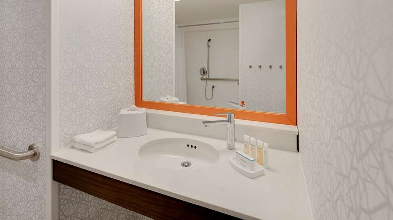 <b>Hampton Inn Santa Cruz West Room</b>. Images powered by <a href="https://iceportal.shijigroup.com/" title="IcePortal" target="_blank">IcePortal</a>.