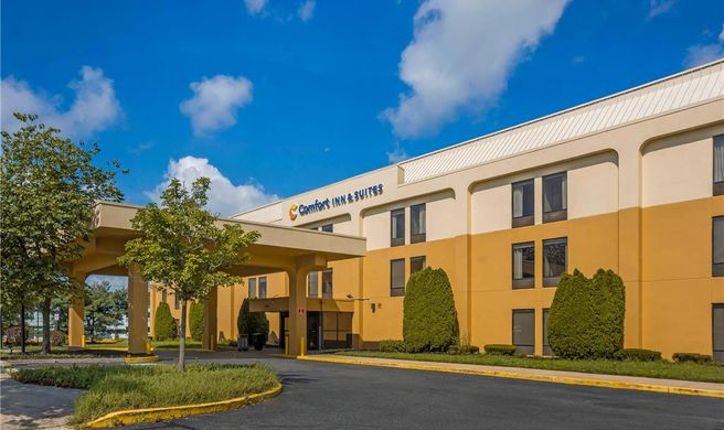 Comfort Inn and Suites Mount Holly Exterior
