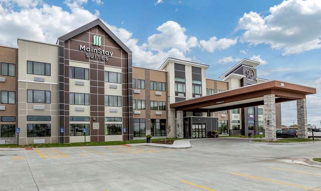 MainStay Suites WaukeeWest Des Moines Exterior