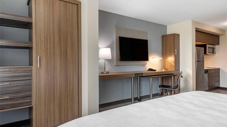MainStay Suites WaukeeWest Des Moines Suite