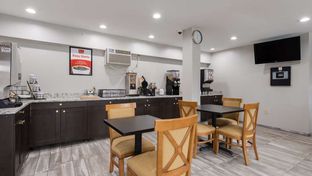 Econo Lodge Inn & Suites