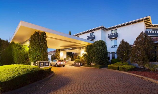 Ramada by Wyndham Diplomat Canberra Exterior