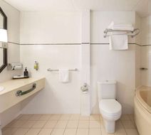 Ramada by Wyndham Diplomat Canberra Room