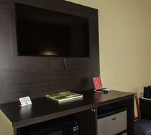 Quality Inn & Suites Benton Harbor MI Room