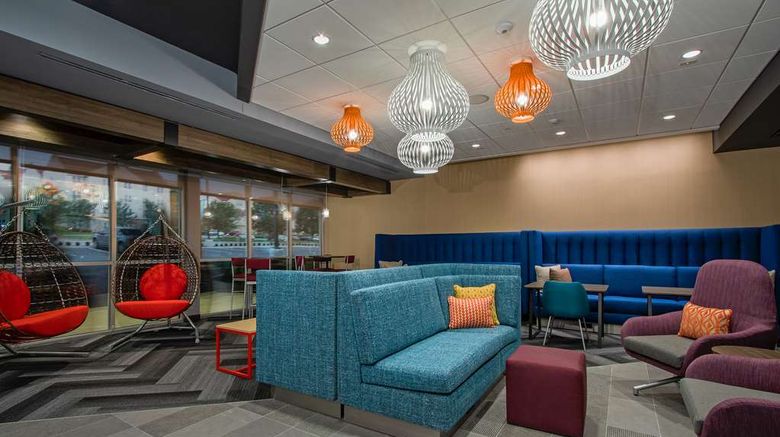 <b>Tru by Hilton Columbus Airport Lobby</b>. Images powered by <a href="https://iceportal.shijigroup.com/" title="IcePortal" target="_blank">IcePortal</a>.