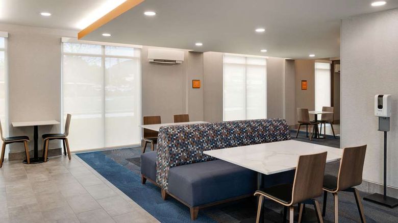 <b>La Quinta Inn & Suites by Wyndham Lobby</b>. Images powered by <a href="https://iceportal.shijigroup.com/" title="IcePortal" target="_blank">IcePortal</a>.