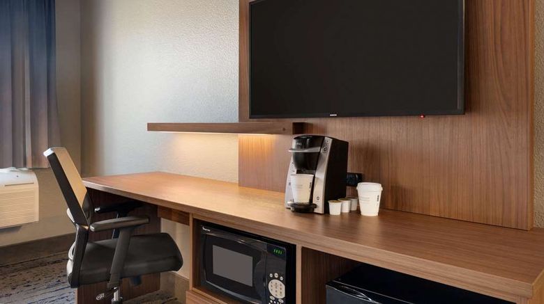 <b>La Quinta Inn & Suites by Wyndham Room</b>. Images powered by <a href="https://iceportal.shijigroup.com/" title="IcePortal" target="_blank">IcePortal</a>.