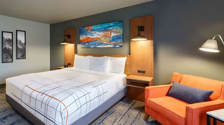<b>La Quinta Inn & Suites by Wyndham Room</b>. Images powered by <a href="https://iceportal.shijigroup.com/" title="IcePortal" target="_blank">IcePortal</a>.