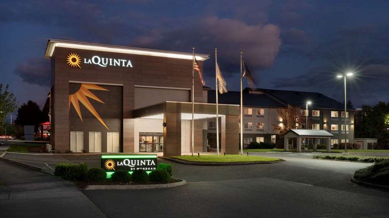 <b>La Quinta Inn & Suites by Wyndham Exterior</b>. Images powered by <a href="https://iceportal.shijigroup.com/" title="IcePortal" target="_blank">IcePortal</a>.