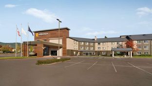 La Quinta Inn & Suites by Wyndham