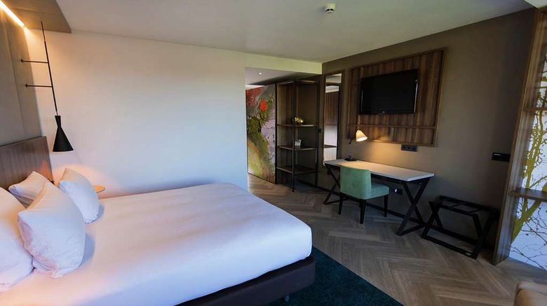 DoubleTree by Hilton Royal Parc Room. Images powered by <a href="https://iceportal.shijigroup.com" target="_blank" rel="noopener">Ice Portal</a>.