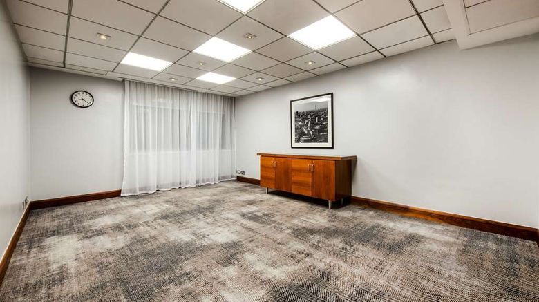 <b>Radisson RED Hotel London Heathrow Meeting</b>. Images powered by <a href="https://iceportal.shijigroup.com/" title="IcePortal" target="_blank">IcePortal</a>.