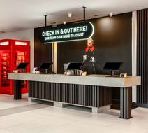 Radisson Hotel & Conf Centre London Lobby