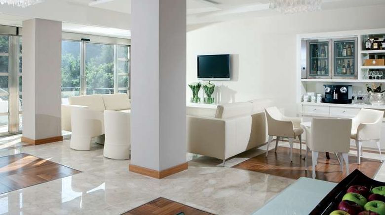 <b>Relais Paradiso Hotel Lobby</b>. Images powered by <a href="https://iceportal.shijigroup.com/" title="IcePortal" target="_blank">IcePortal</a>.