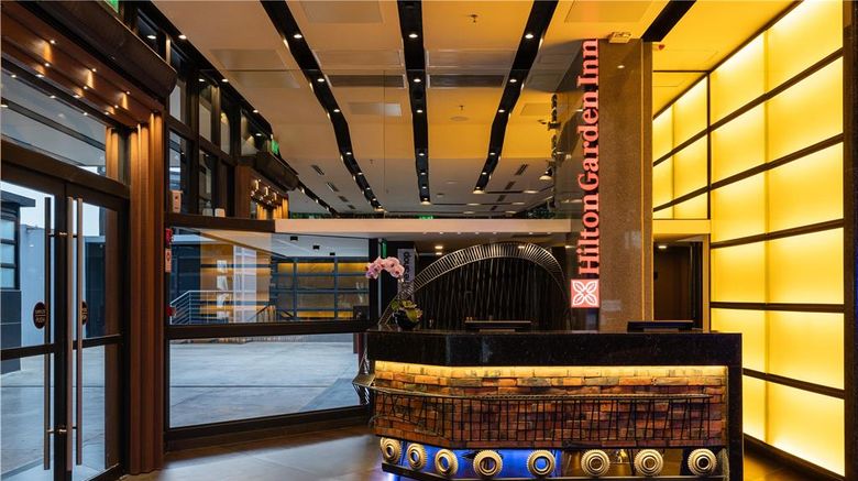 <b>Hilton Garden Inn Aviadores del Chaco Lobby</b>. Images powered by <a href="https://iceportal.shijigroup.com/" title="IcePortal" target="_blank">IcePortal</a>.