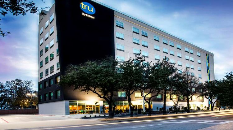 Tru by Hilton Dallas Market Center Exterior