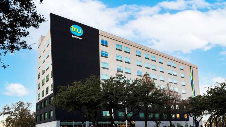 Tru by Hilton Dallas Market Center Exterior