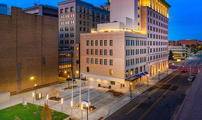 Hilton Garden Inn Flint Downtown Exterior