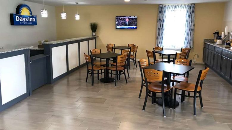 <b>Days Inn by Wyndham Cape Carteret Lobby</b>. Images powered by <a href="https://iceportal.shijigroup.com/" title="IcePortal" target="_blank">IcePortal</a>.