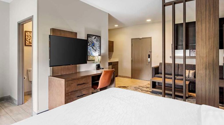 <b>Best Western Plus Bourbonnais Hotel-Stes Suite</b>. Images powered by <a href="https://iceportal.shijigroup.com/" title="IcePortal" target="_blank">IcePortal</a>.