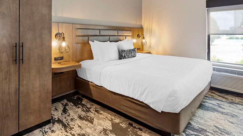 <b>Best Western Plus Bourbonnais Hotel-Stes Suite</b>. Images powered by <a href="https://iceportal.shijigroup.com/" title="IcePortal" target="_blank">IcePortal</a>.