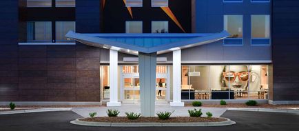 La Quinta Inn & Suites by Wyndham Exterior