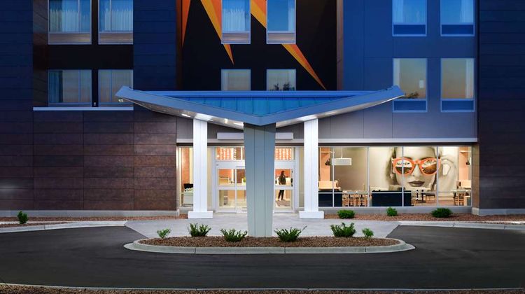 La Quinta Inn & Suites by Wyndham Exterior