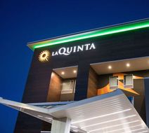 La Quinta Inn & Suites by Wyndham Exterior