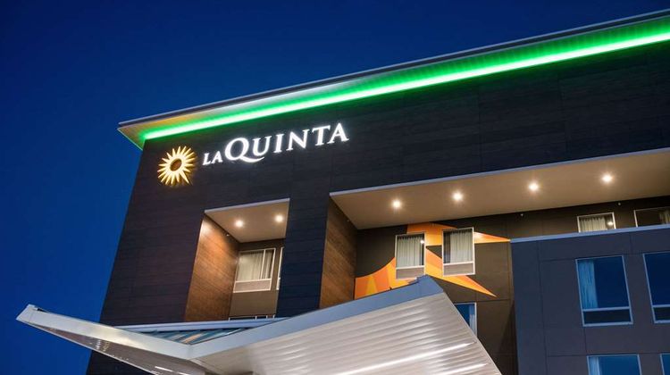 La Quinta Inn & Suites by Wyndham Exterior