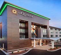 La Quinta Inn & Suites by Wyndham Exterior