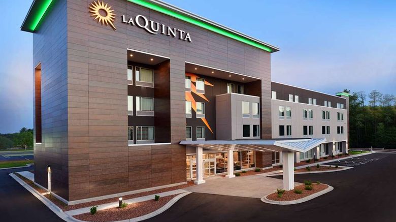 <b>La Quinta Inn & Suites by Wyndham Exterior</b>. Images powered by <a href="https://iceportal.shijigroup.com/" title="IcePortal" target="_blank">IcePortal</a>.