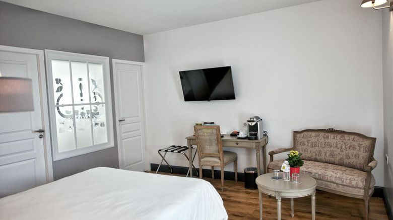 <b>Hotel Henri IV Room</b>. Images powered by <a href="https://iceportal.shijigroup.com/" title="IcePortal" target="_blank">IcePortal</a>.