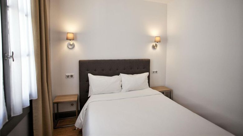<b>Hotel Henri IV Room</b>. Images powered by <a href="https://iceportal.shijigroup.com/" title="IcePortal" target="_blank">IcePortal</a>.