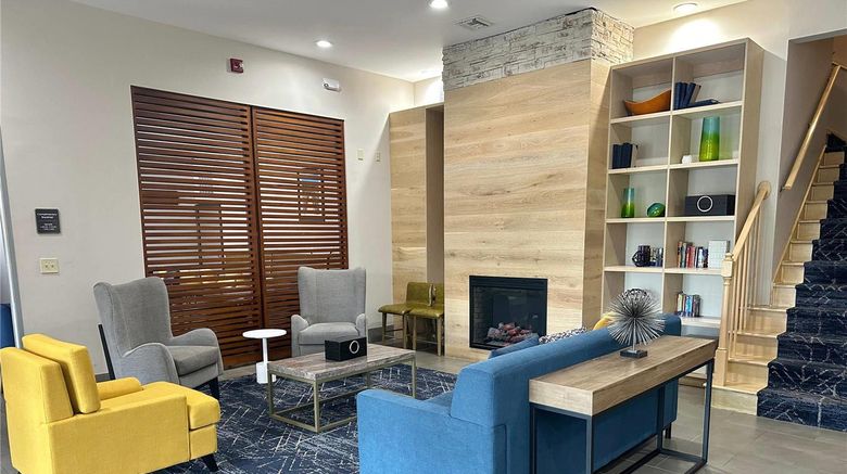 <b>Comfort Inn & Suites Cartersville Lobby</b>. Images powered by <a href="https://iceportal.shijigroup.com/" title="IcePortal" target="_blank">IcePortal</a>.