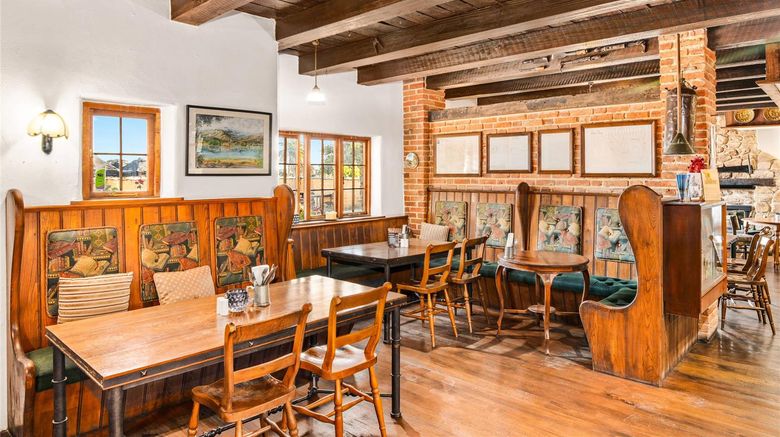 <b>The Honest Lawyer, Ascend Hotel Coll Restaurant</b>. Images powered by <a href="https://iceportal.shijigroup.com/" title="IcePortal" target="_blank">IcePortal</a>.