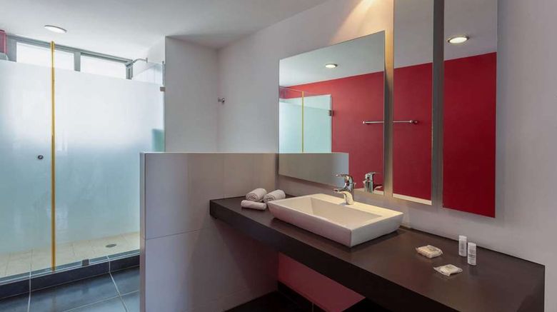 <b>Ramada by Wyndham Acapulco Hotel & Stes Room</b>. Images powered by <a href="https://iceportal.shijigroup.com/" title="IcePortal" target="_blank">IcePortal</a>.