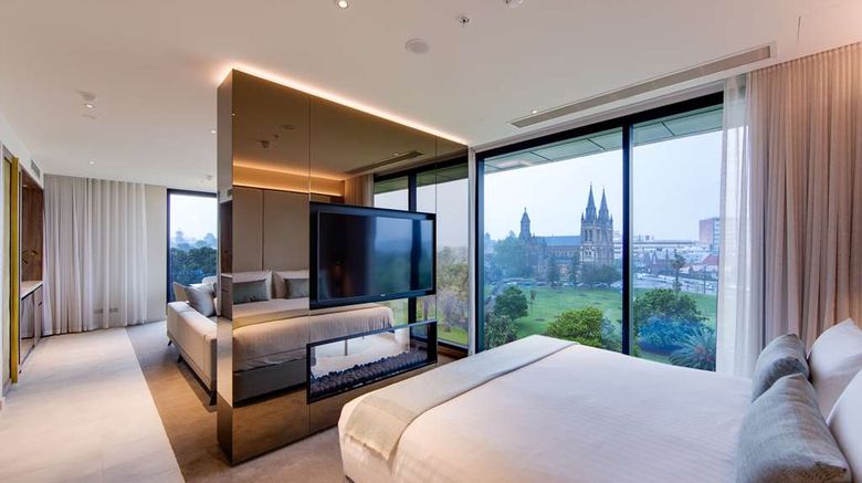 <b>Oval Hotel Suite</b>. Images powered by <a href="https://iceportal.shijigroup.com/" title="IcePortal" target="_blank">IcePortal</a>.