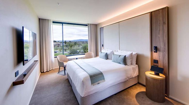 <b>Oval Hotel Room</b>. Images powered by <a href="https://iceportal.shijigroup.com/" title="IcePortal" target="_blank">IcePortal</a>.