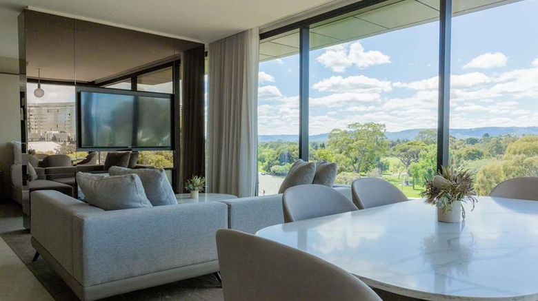 <b>Oval Hotel Suite</b>. Images powered by <a href="https://iceportal.shijigroup.com/" title="IcePortal" target="_blank">IcePortal</a>.