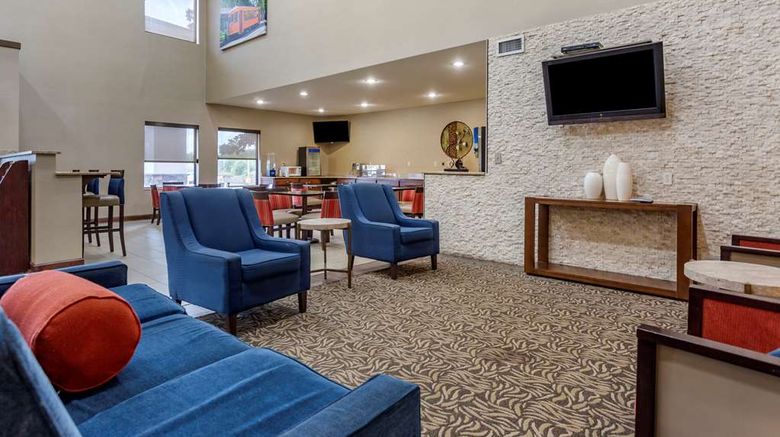 <b>Comfort Suites Lobby</b>. Images powered by <a href="https://iceportal.shijigroup.com/" title="IcePortal" target="_blank">IcePortal</a>.