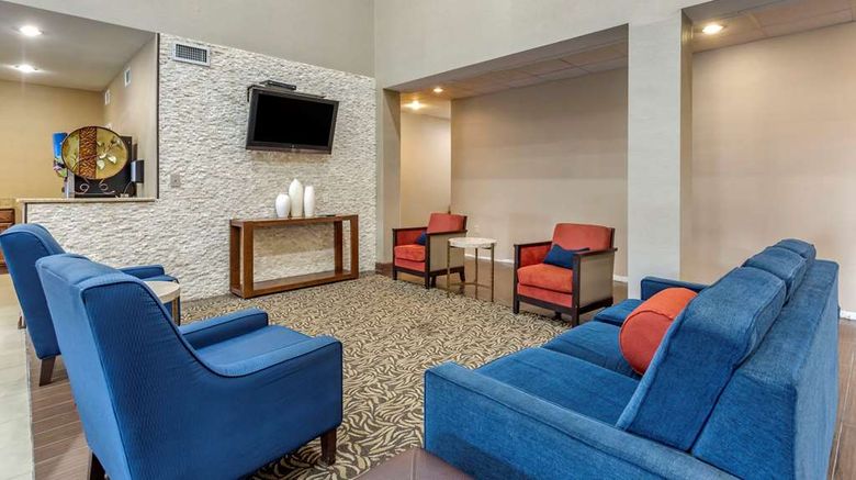<b>Comfort Suites Lobby</b>. Images powered by <a href="https://iceportal.shijigroup.com/" title="IcePortal" target="_blank">IcePortal</a>.