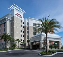 Hampton Inn & Suites Cruise Port Exterior