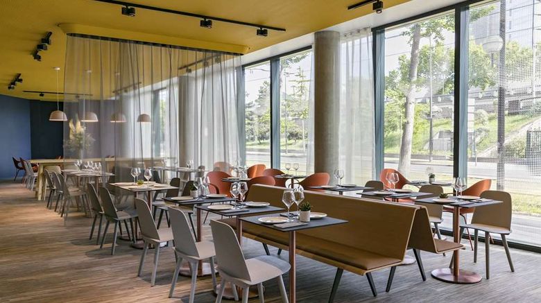 <b>OKKO Hotels Paris Porte de Versailles Restaurant</b>. Images powered by <a href="https://iceportal.shijigroup.com/" title="IcePortal" target="_blank">IcePortal</a>.