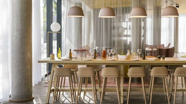 <b>OKKO Hotels Paris Porte de Versailles Restaurant</b>. Images powered by <a href="https://iceportal.shijigroup.com/" title="IcePortal" target="_blank">IcePortal</a>.