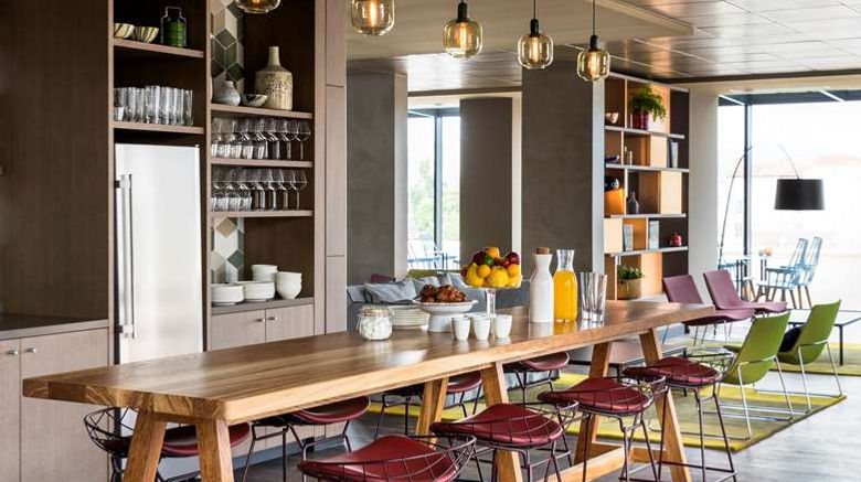 <b>OKKO Hotels Paris Rueil-Malmaison Restaurant</b>. Images powered by <a href="https://iceportal.shijigroup.com/" title="IcePortal" target="_blank">IcePortal</a>.