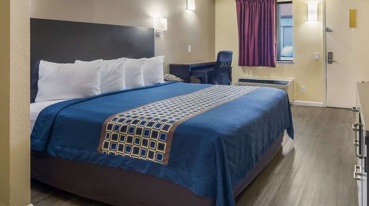 Rodeway Inn & Suites Room