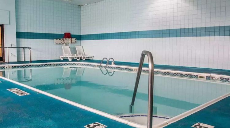 Days Inn by Wyndham Flint Bishop Airport Pool