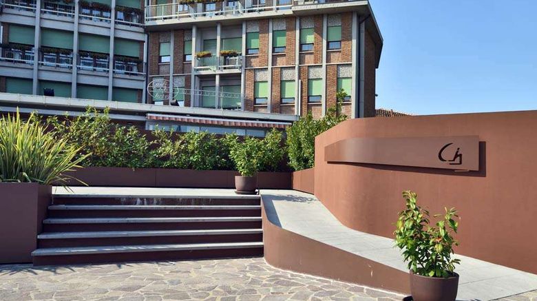 <b>Carlton Hotel Exterior</b>. Images powered by <a href="https://iceportal.shijigroup.com/" title="IcePortal" target="_blank">IcePortal</a>.