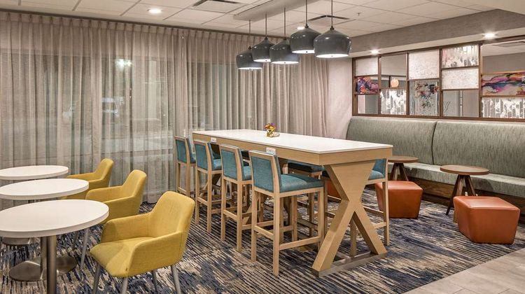 Hampton Inn Columbus Lobby